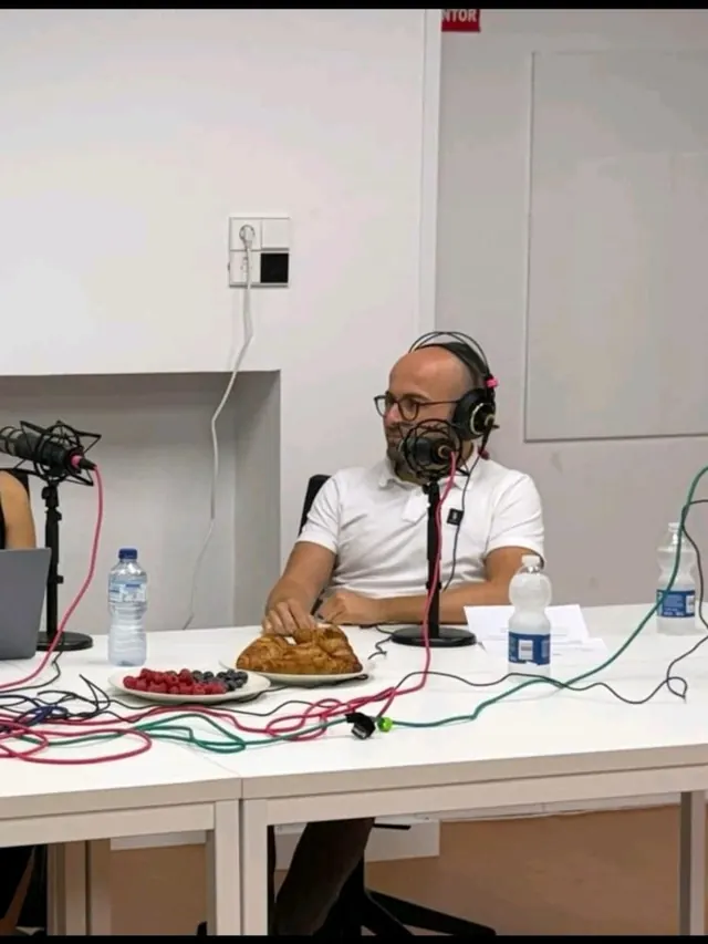Daniele D'Alessio durante la grabación de un podcast sobre ecommerce
