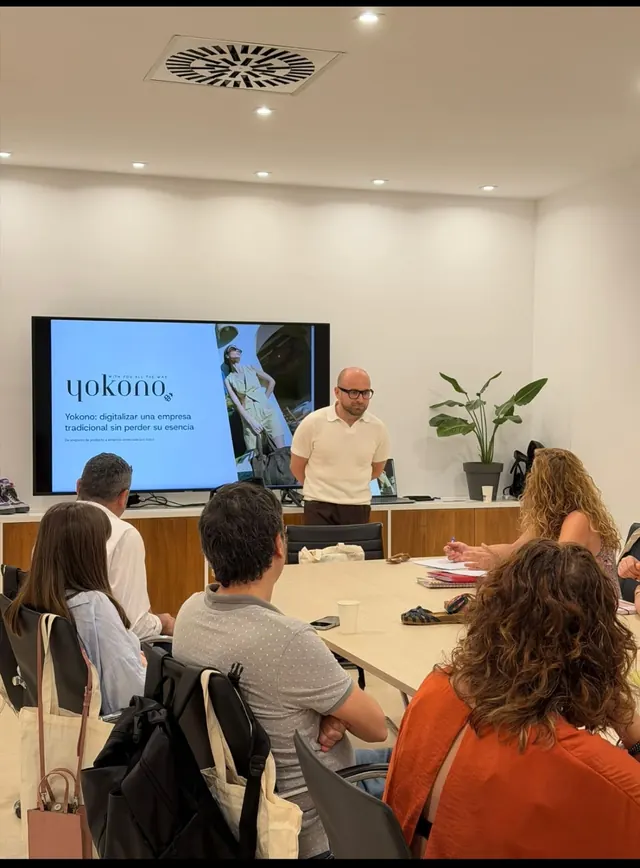 Daniele D'Alessio durante una presentación sobre ecommerce en un evento del sector